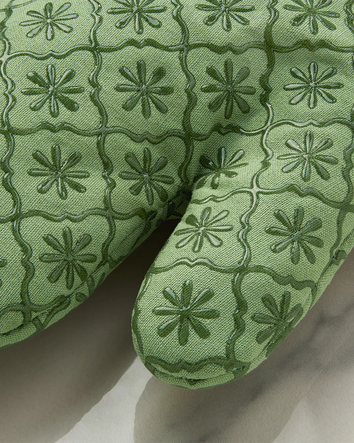 Geometric Floral Silicone Oven Mitt Set in Seafoam - Image 3